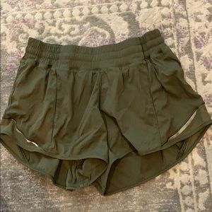 Lululemon Hotty Hot Short *2.5”